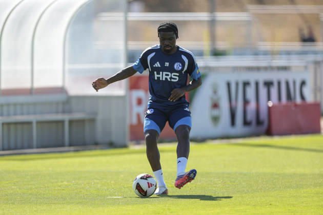 12.08.2026, Fussball, Training des FC Schalke 04. Junior Dina Ebimbe (FC Schalke 04). Gelsenkirchen Trainingsgelände FC Schalke 04 NRW Deutschland xRHR-FOTO YYx Copyright: RHR-FOTOx RHR-FOTO YY
