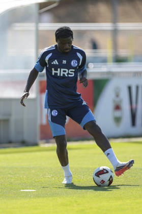12.08.2026, Fussball, Training des FC Schalke 04. Junior Dina Ebimbe (FC Schalke 04). Gelsenkirchen Trainingsgelände FC Schalke 04 NRW Deutschland xRHR-FOTO YYx Copyright: RHR-FOTOx RHR-FOTO YY