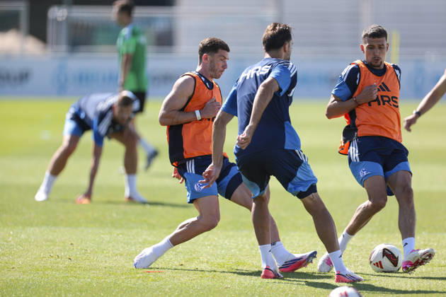 12.08.2026, Fussball, Training des FC Schalke 04. v. l. Robin Gosens (FC Schalke 04), Kenan Karaman (FC Schalke 04), Dejan Ljubicic (FC Schalke 04). Gelsenkirchen Trainingsgelände FC Schalke 04 NRW Deutschland xRHR-FOTO YYx Copyright: RHR-FOTOx RHR-FOTO YY