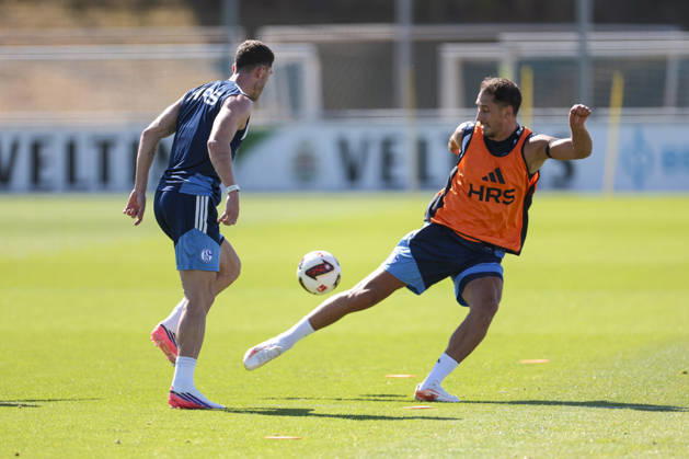 12.08.2026, Fussball, Training des FC Schalke 04. v. l. Robin Gosens (FC Schalke 04), Nikola Katic (FC Schalke 04). Gelsenkirchen Trainingsgelände FC Schalke 04 NRW Deutschland xRHR-FOTO YYx Copyright: RHR-FOTOx RHR-FOTO YY
