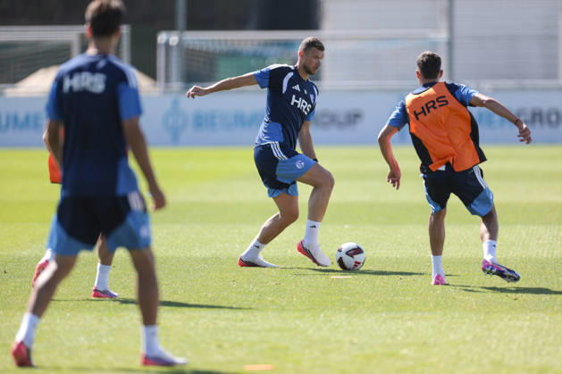 12.08.2026, Fussball, Training des FC Schalke 04. v. l. Edin Dzeko (FC Schalke 04), Dejan Ljubicic (FC Schalke 04). Gelsenkirchen Trainingsgelände FC Schalke 04 NRW Deutschland xRHR-FOTO YYx Copyright: RHR-FOTOx RHR-FOTO YY