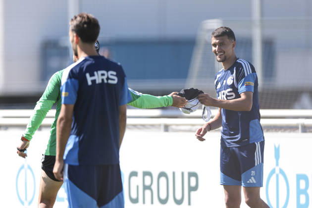 12.08.2026, Fussball, Training des FC Schalke 04. Dejan Ljubicic (FC Schalke 04) nimmt ein Leibchen entgegen. Gelsenkirchen Trainingsgelände FC Schalke 04 NRW Deutschland xRHR-FOTO YYx Copyright: RHR-FOTOx RHR-FOTO YY