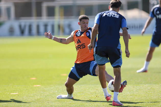 12.08.2026, Fussball, Training des FC Schalke 04. Robin Gosens (FC Schalke 04) im Duell. Gelsenkirchen Trainingsgelände FC Schalke 04 NRW Deutschland xRHR-FOTO YYx Copyright: RHR-FOTOx RHR-FOTO YY