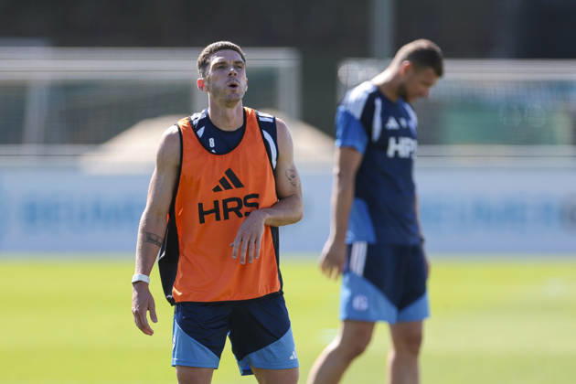 12.08.2026, Fussball, Training des FC Schalke 04. Robin Gosens (FC Schalke 04) atmet durch. Gelsenkirchen Trainingsgelände FC Schalke 04 NRW Deutschland xRHR-FOTO YYx Copyright: RHR-FOTOx RHR-FOTO YY