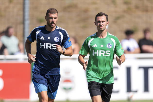 12.08.2026, Fussball, Training des FC Schalke 04. v. l. Edin Dzeko (FC Schalke 04), Sportwissenschaftler Rasmus Bruns (FC Schalke 04). Gelsenkirchen Trainingsgelände FC Schalke 04 NRW Deutschland xRHR-FOTO YYx Copyright: RHR-FOTOx RHR-FOTO YY