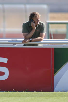 12.08.2026, Fussball, Training des FC Schalke 04. Direktor Profifussball Youri Mulder (FC Schalke 04) telefoniert. Gelsenkirchen Trainingsgelände FC Schalke 04 NRW Deutschland xRHR-FOTO YYx Copyright: RHR-FOTOx RHR-FOTO YY
