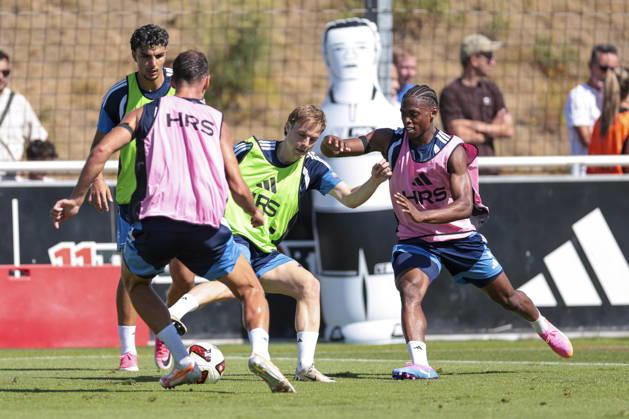 12.08.2026, Fussball, Training des FC Schalke 04. v. l. Finn Porath (FC Schalke 04), Junior Adamu (FC Schalke 04). Gelsenkirchen Trainingsgelände FC Schalke 04 NRW Deutschland xRHR-FOTO YYx Copyright: RHR-FOTOx RHR-FOTO YY