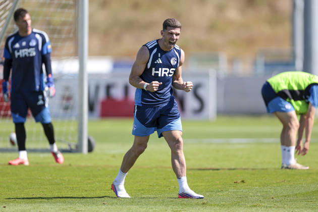 12.08.2026, Fussball, Training des FC Schalke 04. Robin Gosens (FC Schalke 04) jubelt. Gelsenkirchen Trainingsgelände FC Schalke 04 NRW Deutschland xRHR-FOTO YYx Copyright: RHR-FOTOx RHR-FOTO YY