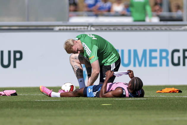 12.08.2026, Fussball, Training des FC Schalke 04. Junior Adamu (FC Schalke 04) wird auf dem Platz behandelt. Gelsenkirchen Trainingsgelände FC Schalke 04 NRW Deutschland xRHR-FOTO YYx Copyright: RHR-FOTOx RHR-FOTO YY