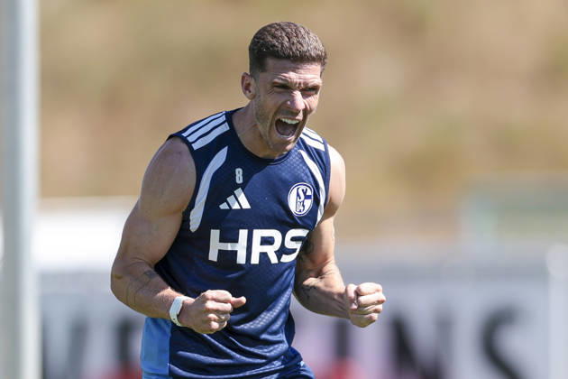 12.08.2026, Fussball, Training des FC Schalke 04. Robin Gosens (FC Schalke 04) jubelt. Gelsenkirchen Trainingsgelände FC Schalke 04 NRW Deutschland xRHR-FOTO YYx Copyright: RHR-FOTOx RHR-FOTO YY