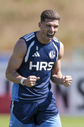 12.08.2026, Fussball, Training des FC Schalke 04. Robin Gosens (FC Schalke 04) jubelt. Gelsenkirchen Trainingsgelände FC Schalke 04 NRW Deutschland xRHR-FOTO YYx Copyright: RHR-FOTOx RHR-FOTO YY