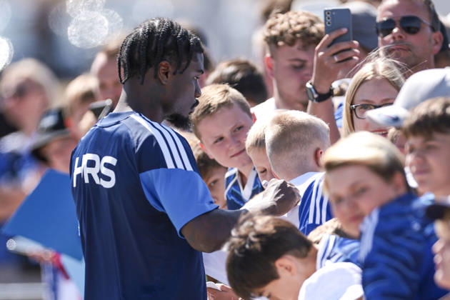 12.08.2026, Fussball, Training des FC Schalke 04. Junior Dina Ebimbe (FC Schalke 04) gibt Autogramme. Gelsenkirchen Trainingsgelände FC Schalke 04 NRW Deutschland xRHR-FOTO YYx Copyright: RHR-FOTOx RHR-FOTO YY
