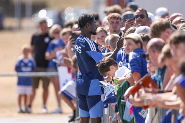 12.08.2026, Fussball, Training des FC Schalke 04. Junior Dina Ebimbe (FC Schalke 04) gibt Autogramme. Gelsenkirchen Trainingsgelände FC Schalke 04 NRW Deutschland xRHR-FOTO YYx Copyright: RHR-FOTOx RHR-FOTO YY