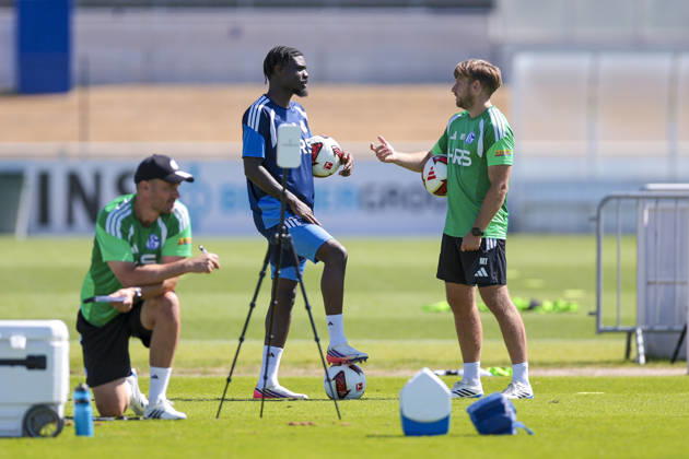 12.08.2026, Fussball, Training des FC Schalke 04. v. l. Junior Dina Ebimbe (FC Schalke 04), Reha-Trainer Marc Thum (FC Schalke 04). Gelsenkirchen Trainingsgelände FC Schalke 04 NRW Deutschland xRHR-FOTO YYx Copyright: RHR-FOTOx RHR-FOTO YY