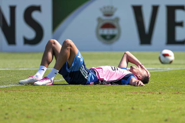 12.08.2026, Fussball, Training des FC Schalke 04. Dejan Ljubicic (FC Schalke 04) liegt erschöpft auf dem Rasen. Gelsenkirchen Trainingsgelände FC Schalke 04 NRW Deutschland xRHR-FOTO YYx Copyright: RHR-FOTOx RHR-FOTO YY