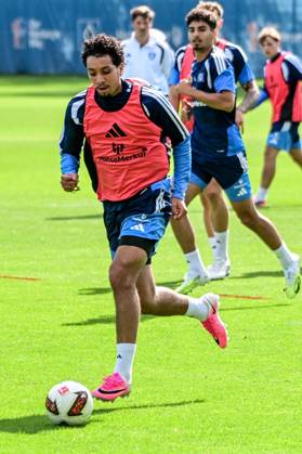 Bilal Nadir ( HSV ) am Ball Deutschland , Hamburg , Volksparkstadion Trainingsgelände , Fussball , 1. Bundesliga , Training des Hamburger SV