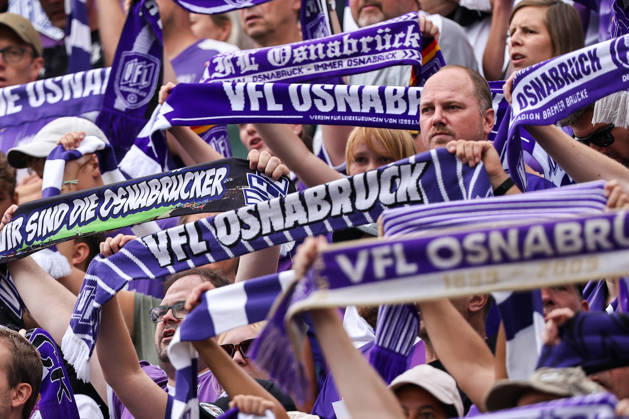 2026.08.15, xkwix, Fußball, 2. Bundesliga, VfL Osnabrück - 1. FC Magdeburg, Stadion an der Bremer Brücke, 2.Spieltag, Saison 2026 2027: Fans mit Schals mit Osnabrueck Aufschrift DFB regulations prohibit any use of photographs as image sequences and or quasi-video. Photo: xKamilxWilkowskixPressefotoKochx Niedersachsen Deutschland