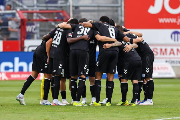 2026.08.15, xkwix, Fußball, 2. Bundesliga, VfL Osnabrück - 1. FC Magdeburg, Stadion an der Bremer Brücke, 2.Spieltag, Saison 2026 2027: Magdeburger Mannschaft im Kreis vor Anpfiff DFB regulations prohibit any use of photographs as image sequences and or quasi-video. Photo: xKamilxWilkowskixPressefotoKochx Niedersachsen Deutschland