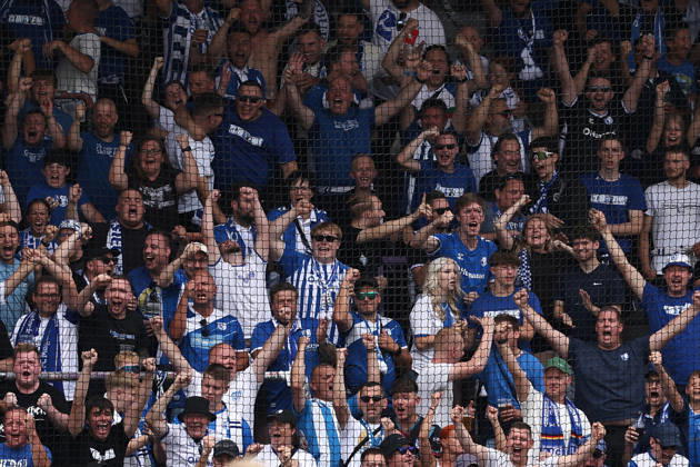 2026.08.15, xkwix, Fußball, 2. Bundesliga, VfL Osnabrück - 1. FC Magdeburg, Stadion an der Bremer Brücke, 2.Spieltag, Saison 2026 2027: Fans aus Magdeburg die Jubeln im Gaesteblock DFB regulations prohibit any use of photographs as image sequences and or quasi-video. Photo: xKamilxWilkowskixPressefotoKochx Niedersachsen Deutschland