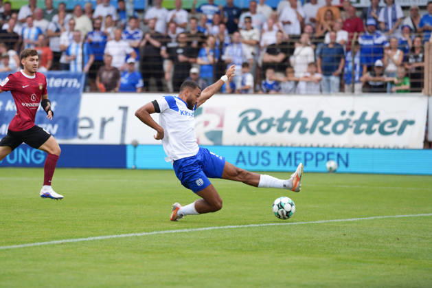 Deutschland: Fussball, 3. Liga, 2. Spieltag, Hänsch-Arena, SV Meppem vs. SG Sonnenhof-Großaspach: Cyrill Akono (SV Meppen, 9) verpasst knapp. Copyright: xMichelxWittex