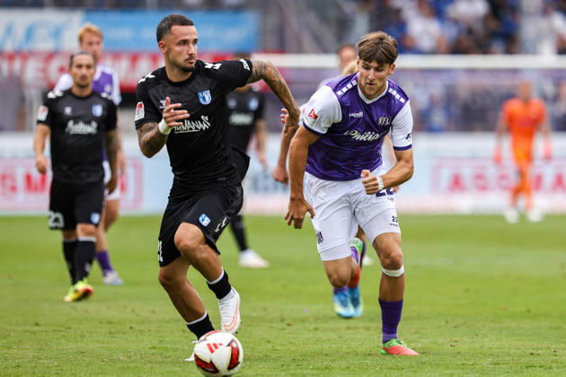 2026.08.15, xkwix, Fußball, 2. Bundesliga, VfL Osnabrück - 1. FC Magdeburg, Stadion an der Bremer Brücke, 2.Spieltag, Saison 2026 2027: Falko Michel (1. FC Magdeburg 21) im Zweikampf gegen Bernd Riesselmann (VfL Osnabrueck 22) DFB regulations prohibit any use of photographs as image sequences and or quasi-video. Photo: xKamilxWilkowskixPressefotoKochx Niedersachsen Deutschland