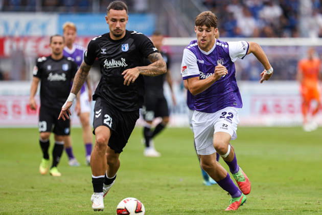 2026.08.15, xkwix, Fußball, 2. Bundesliga, VfL Osnabrück - 1. FC Magdeburg, Stadion an der Bremer Brücke, 2.Spieltag, Saison 2026 2027: Falko Michel (1. FC Magdeburg 21) im Zweikampf gegen Bernd Riesselmann (VfL Osnabrueck 22) DFB regulations prohibit any use of photographs as image sequences and or quasi-video. Photo: xKamilxWilkowskixPressefotoKochx Niedersachsen Deutschland
