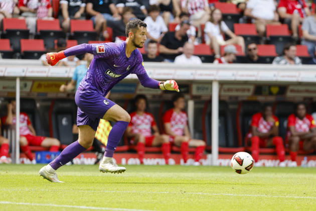 Mio Backhaus (SC Freiburg, 01) am Ball , Deutschland, Fussball, Testspiel, 2026 2027, SC Freiburg vs. Crystal Palace, 15.08.2026, Freiburg im Breisgau Europa-Park Stadion Deutschland Copyright: xGrantxHubbsx
