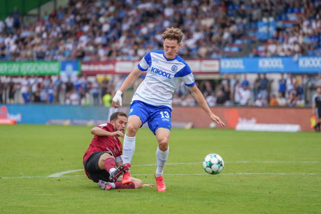 Deutschland: Fussball, 3. Liga, 2. Spieltag, Hänsch-Arena, SV Meppem vs. SG Sonnenhof-Großaspach: Richard Meier (SV Meppen, 13) wird kurz vor Torschuss gestoppt. Copyright: xMichelxWittex