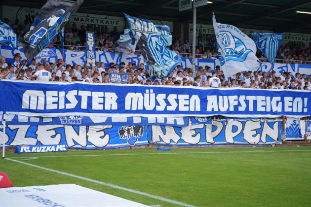 Deutschland: Fussball, 3. Liga, 2. Spieltag, Hänsch-Arena, SV Meppem vs. SG Sonnenhof-Großaspach: Meister müssen aufsteigen! Banner im Meppen-Block. Copyright: xMichelxWittex