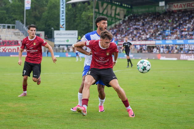Deutschland: Fussball, 3. Liga, 2. Spieltag, Hänsch-Arena, SV Meppem vs. SG Sonnenhof-Großaspach: Kasra Ghawilu (SV Meppen, 10) und Luca Damiano Molinari (SG Sonnenhof Großaspach, 21) Copyright: xMichelxWittex
