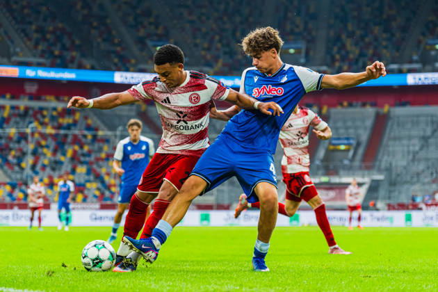 Steven van der Sloot (Fortuna Düsseldorf, 02) wird von Maximilian Theuer (TSG Hoffenheim II, 47) im Zweikampf bedraengt Fortuna Duesseldorf vs. TSG Hoffenheim II, Fussball, 3.Liga, 02.Spieltag, Saison 2026 27, 15.08.2026, DFL REGULATIONS PROHIBIT ANY USE OF PHOTOGRAPHS AS IMAGE SEQUENCES AND OR QUASI-VIDEO, Fortuna Duesseldorf vs. TSG Hoffenheim II, Fussball, 3.Liga, 2.Spieltag, Saison 2026 27, 15.08.2026 Düsseldorf Copyright: xEibner-Pressefoto LukasxBaldygax EP_LBA