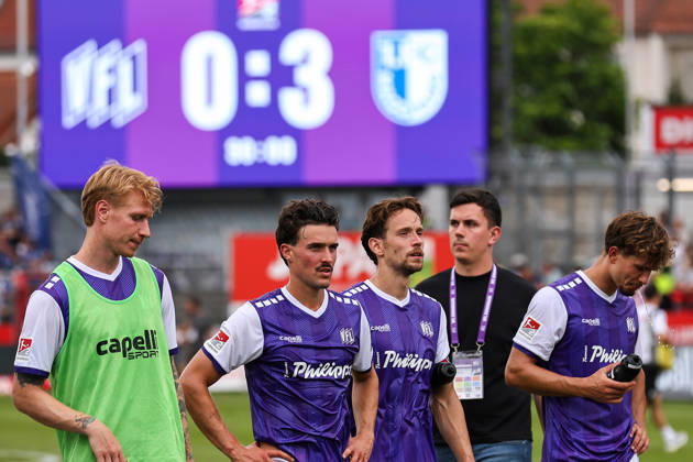 2026.08.15, xkwix, Fußball, 2. Bundesliga, VfL Osnabrück - 1. FC Magdeburg, Stadion an der Bremer Brücke, 2.Spieltag, Saison 2026 2027: Enttaeuschte Spieler aus Osnabrueck stehen vor den Fans nach Abpfiff DFB regulations prohibit any use of photographs as image sequences and or quasi-video. Photo: xKamilxWilkowskixPressefotoKochx Niedersachsen Deutschland