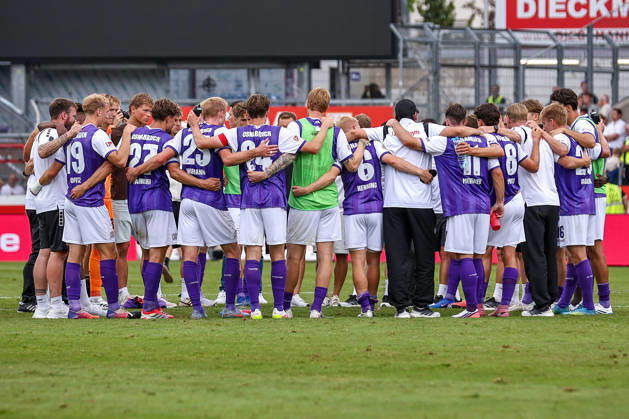 2026.08.15, xkwix, Fußball, 2. Bundesliga, VfL Osnabrück - 1. FC Magdeburg, Stadion an der Bremer Brücke, 2.Spieltag, Saison 2026 2027: Team im Kreis nach Abpfiff DFB regulations prohibit any use of photographs as image sequences and or quasi-video. Photo: xKamilxWilkowskixPressefotoKochx Niedersachsen Deutschland