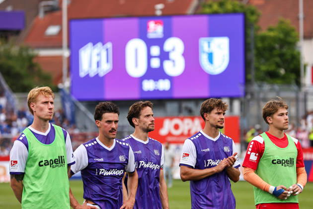 2026.08.15, xkwix, Fußball, 2. Bundesliga, VfL Osnabrück - 1. FC Magdeburg, Stadion an der Bremer Brücke, 2.Spieltag, Saison 2026 2027: Enttaeuschte Spieler aus Osnabrueck stehen vor den Fans nach Abpfiff DFB regulations prohibit any use of photographs as image sequences and or quasi-video. Photo: xKamilxWilkowskixPressefotoKochx Niedersachsen Deutschland