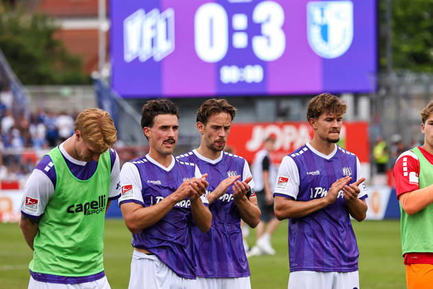 2026.08.15, xkwix, Fußball, 2. Bundesliga, VfL Osnabrück - 1. FC Magdeburg, Stadion an der Bremer Brücke, 2.Spieltag, Saison 2026 2027: Enttaeuschte Spieler aus Osnabrueck stehen vor den Fans nach Abpfiff DFB regulations prohibit any use of photographs as image sequences and or quasi-video. Photo: xKamilxWilkowskixPressefotoKochx Niedersachsen Deutschland