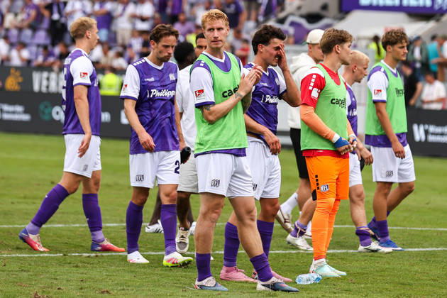 2026.08.15, xkwix, Fußball, 2. Bundesliga, VfL Osnabrück - 1. FC Magdeburg, Stadion an der Bremer Brücke, 2.Spieltag, Saison 2026 2027: Bjarke Jacobsen (VfL Osnabrueck 15) klatscht nach Niederlage zu Fans mit enttaeuschten Spielern im Hintergrund DFB regulations prohibit any use of photographs as image sequences and or quasi-video. Photo: xKamilxWilkowskixPressefotoKochx Niedersachsen Deutschland