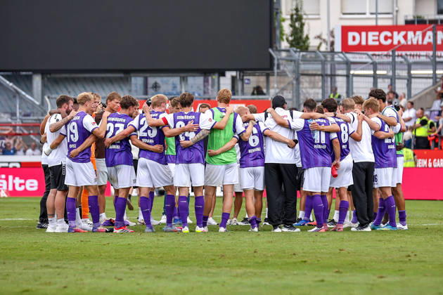 2026.08.15, xkwix, Fußball, 2. Bundesliga, VfL Osnabrück - 1. FC Magdeburg, Stadion an der Bremer Brücke, 2.Spieltag, Saison 2026 2027: Team im Kreis nach Abpfiff DFB regulations prohibit any use of photographs as image sequences and or quasi-video. Photo: xKamilxWilkowskixPressefotoKochx Niedersachsen Deutschland