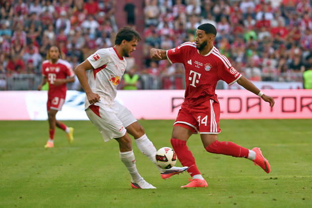 Ismael SAIBARI (Bayern Muenchen), Aktion,Zweikampf gegen Max FINKGRAEFE (L). Fussball Telekom Cup FC Bayern Muenchen - RB Leipzig 3-1 am 15.08.2025 , A L L I A N Z A R E N A.