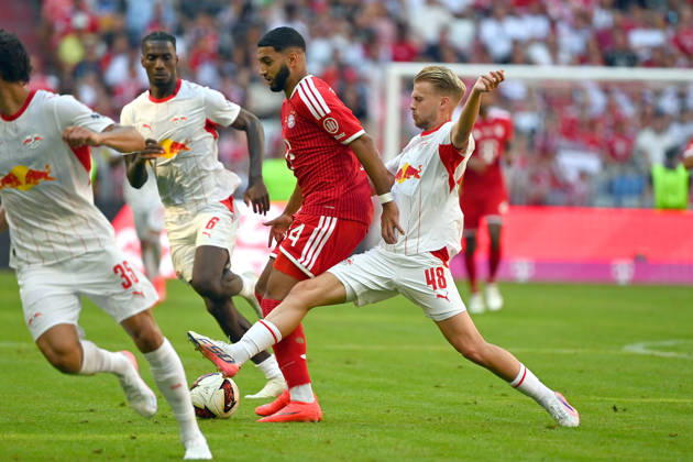 Ismael SAIBARI (Bayern Muenchen), Aktion,Zweikampf gegen Arthur VERMEEREN (L). Fussball Telekom Cup FC Bayern Muenchen - RB Leipzig 3-1 am 15.08.2025 , A L L I A N Z A R E N A.