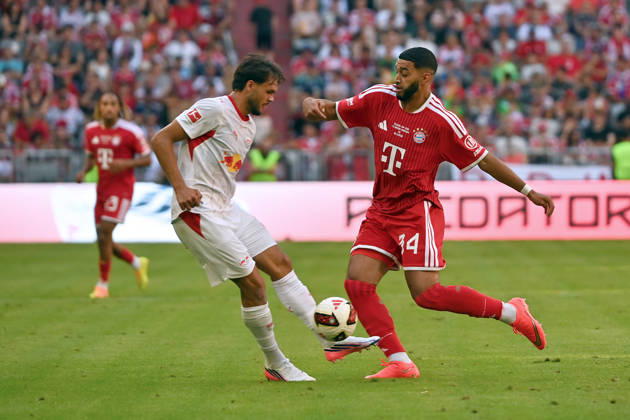 Ismael SAIBARI (Bayern Muenchen), Aktion,Zweikampf gegen Max FINKGRAEFE (L). Fussball Telekom Cup FC Bayern Muenchen - RB Leipzig 3-1 am 15.08.2025 , A L L I A N Z A R E N A.