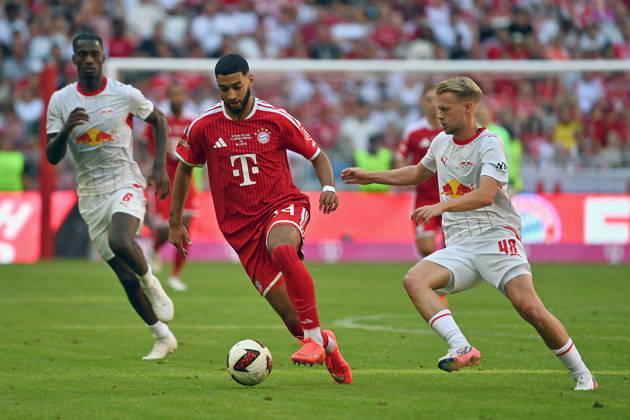 Ismael SAIBARI (Bayern Muenchen), Aktion,Zweikampf gegen Arthur VERMEEREN (L). Fussball Telekom Cup FC Bayern Muenchen - RB Leipzig 3-1 am 15.08.2025 , A L L I A N Z A R E N A.
