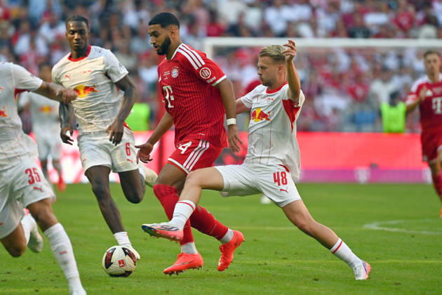 Ismael SAIBARI (Bayern Muenchen), Aktion,Zweikampf gegen Arthur VERMEEREN (L). Fussball Telekom Cup FC Bayern Muenchen - RB Leipzig 3-1 am 15.08.2025 , A L L I A N Z A R E N A.