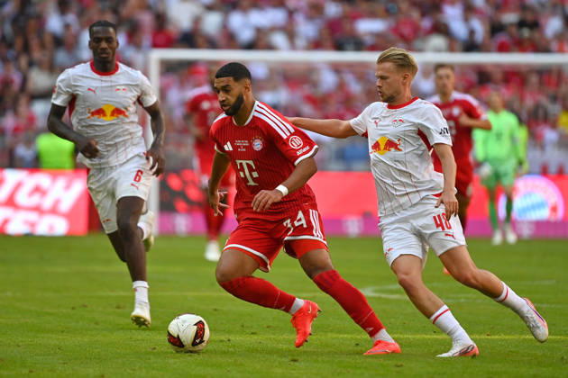 Ismael SAIBARI (Bayern Muenchen), Aktion,Zweikampf gegen Arthur VERMEEREN (L). hi.li:Ezechiel Banzuzi (L). Fussball Telekom Cup FC Bayern Muenchen - RB Leipzig 3-1 am 15.08.2025 , A L L I A N Z A R E N A.