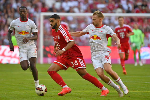 Ismael SAIBARI (Bayern Muenchen), Aktion,Zweikampf gegen Arthur VERMEEREN (L). hi.li:Ezechiel Banzuzi (L). Fussball Telekom Cup FC Bayern Muenchen - RB Leipzig 3-1 am 15.08.2025 , A L L I A N Z A R E N A.