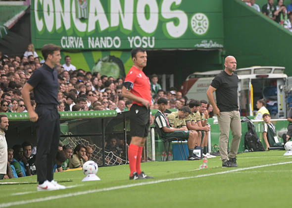 ESP: LaLiga EA Sports Racing Santander v Villarreal CF Jose Alberto Lopez coach of Racing de Santander and Inigo Perez of Villarreal during LaLiga EA Sports between Racing Santander v Villarreal CF played at Campos de de El Sardinero Stadium in Cantabria on August 16, 2026 in Spain Spain Futbol Copyright: xAlbertoxLosax xAgenciaxLOFx