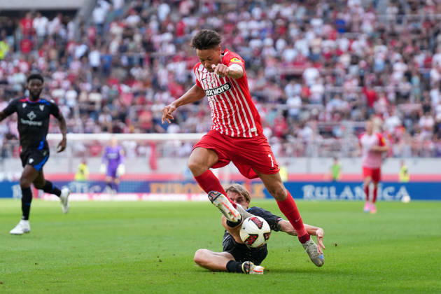 Derry Scherhant (SC Freiburg, 07) im Zweikampf mit Borna Sosa (Crystal Palace, 24) , Deutschland, Fussball, Testspiel, Saisoneröffnung, SC Freiburg vs. Crystal Palace, 15.08.2026, Europa-Park Stadion, Freiburg Freiburg Europa-Park Stadion Baden-Wuerttemberg Deutschland Copyright: xArnexAmbergx