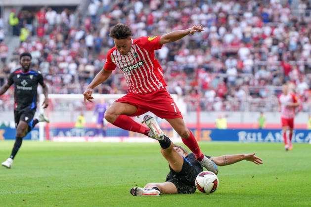 Derry Scherhant (SC Freiburg, 07) im Zweikampf mit Borna Sosa (Crystal Palace, 24) , Deutschland, Fussball, Testspiel, Saisoneröffnung, SC Freiburg vs. Crystal Palace, 15.08.2026, Europa-Park Stadion, Freiburg Freiburg Europa-Park Stadion Baden-Wuerttemberg Deutschland Copyright: xArnexAmbergx