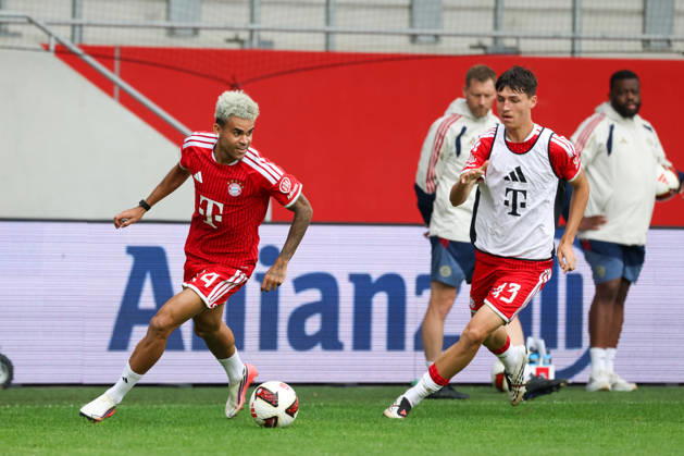 Luis Diaz (FC Bayern Muenchen, 14) mit Ball mit Felip Pavic (FC Bayern Muenchen, 43), GER, Allianz FC Bayern Muenchen Team Day, Fussball, Saison 2026 2027, 17.08.2026, GER, Allianz FC Bayern Muenchen Team Day, Fussball, Saison 2026 2027, 17.08.2026 Muenchen Copyright: xEibner-Pressefoto JennixMaulx EP_JML