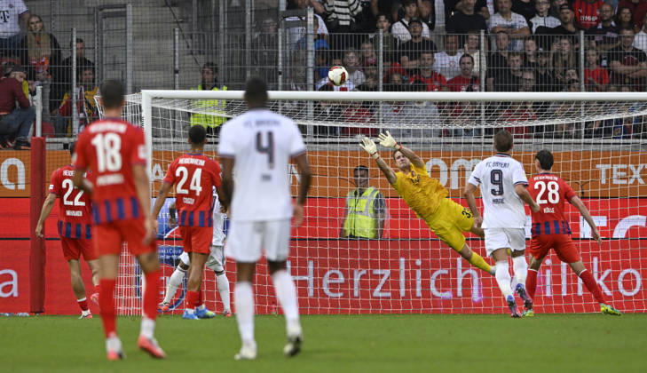 Strafraumszene, Torraumszene Torwart Thomas Daehne 1. FC Heidenheim 1846 FCH (33) Aktion 1. FC Heidenheim 1846 FCH vs FC Bayern Muenchen FCB TESTSPIEL 18.08.2026 DFL REGULATIONS PROHIBIT ANY USE OF PHOTOGRAPHS AS IMAGE SEQUENCES AND OR QUASI-VIDEO 1. FC Heidenheim 1846 FCH vs FC Bayern Muenchen FCB TESTSPIEL