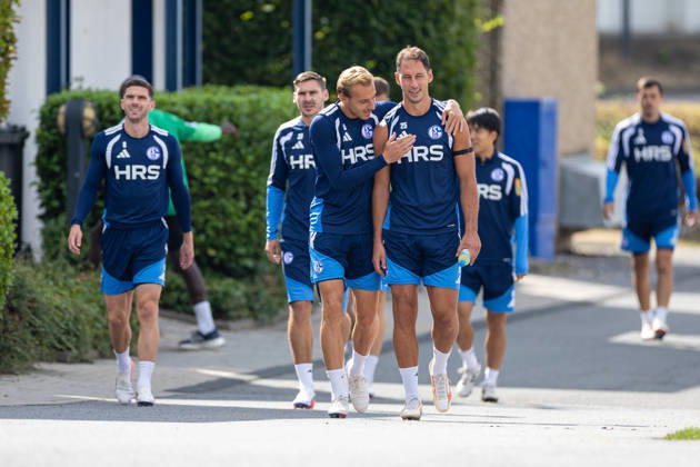20.08.2026, Fussball, Training des FC Schalke 04. v. l. Robin Gosens (FC Schalke 04), Timo Becker (FC Schalke 04), Nikola Katic (FC Schalke 04). Gelsenkirchen Trainingsgelände FC Schalke 04 NRW Deutschland xRHR-FOTO YYx Copyright: RHR-FOTOx RHR-FOTO YY